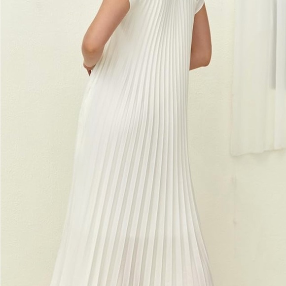 Elegant White Pleated Maxi Dress - Picture 6 of 8